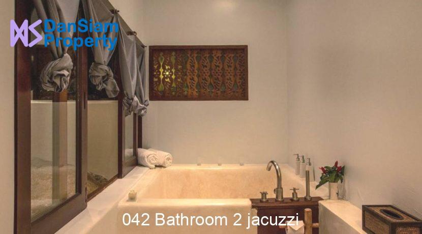 042 Bathroom 2 jacuzzi