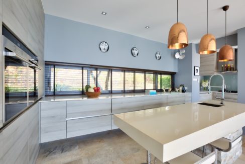 25 Fully fitted EU style modern kitchen