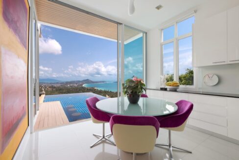 20 Dining area with sea view