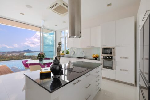 26 Fully fitted modern design kitchen