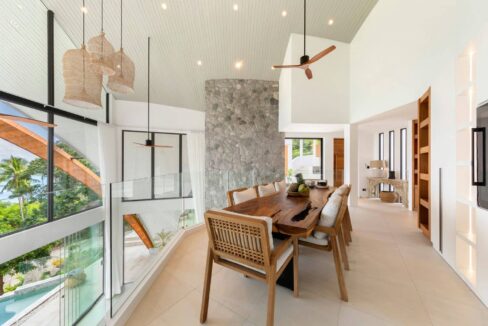 16 Dining room with great sea view