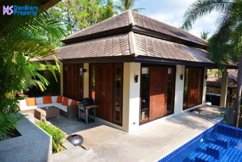 02-Balinese-style-pool-vills-1