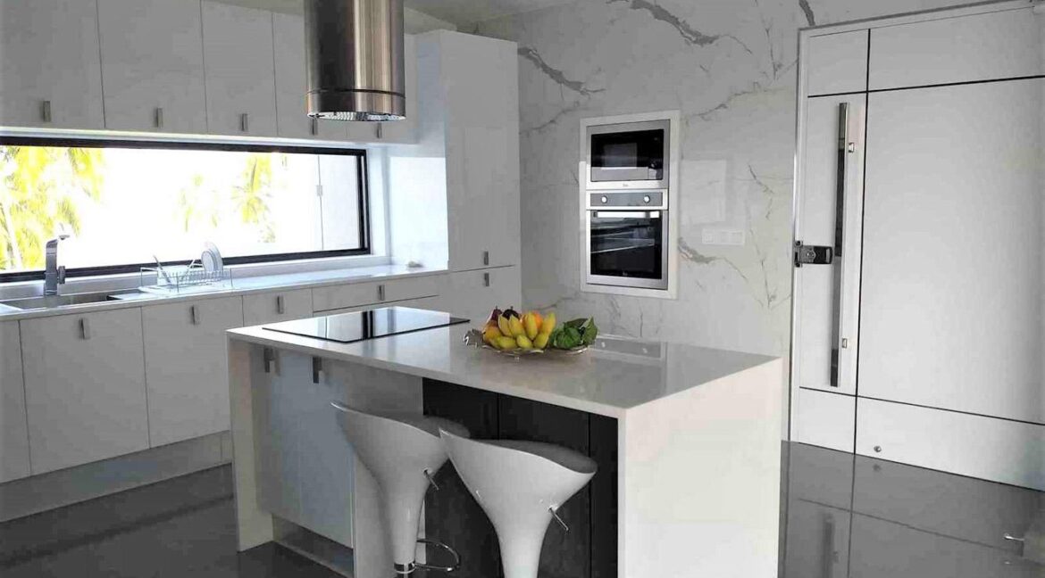 25-Fully-fitted-modern-kitchen-1-2