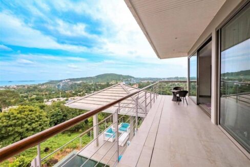 50 Large balcony with seaview