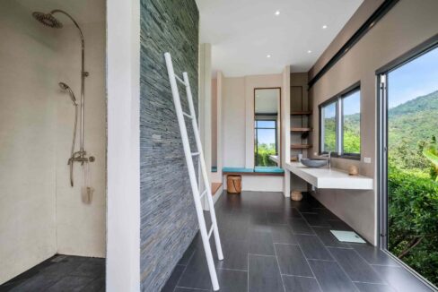 35 Ensuite master bathroom