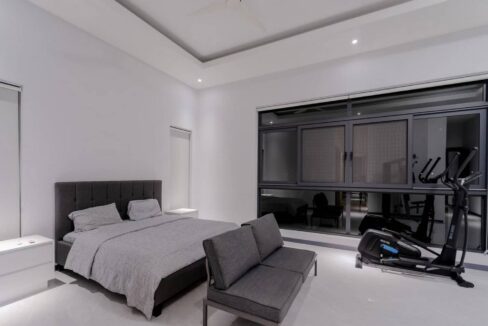 30 Spacious master bedroom