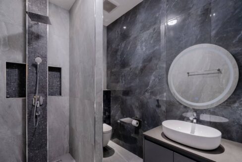 65 Ensuite bathroom#4