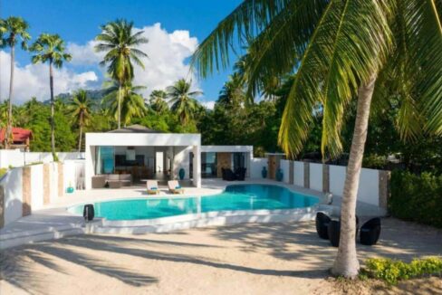 02 Absolute beachfront villa