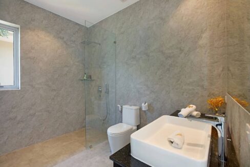 65 Ensuite bathroom#4